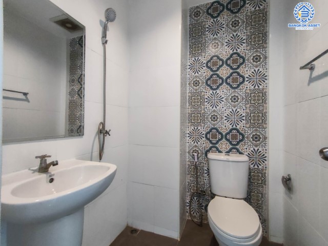 *****ทาวน์โฮมมือสองย่านกรุงเทพฯ ม.เทพประทาน สรงประภา เนื้อที่กว้างขวางถึง 25 ตร.ว. พร้อมฟังก์ชัน 4 ห้องนอน 3 ห้องน้ำ 1 ที่จอดรถ บ้านปรับปรุงใหม่ พร้อมเข้าอยู่ บนทำเลใกล้สนามบินดอนเมือง เข้าสู่ใจกลางเมืองได้อย่างสะดวกสบาย ใกล้รถไฟฟ้าสายสีแดง "สถานีดอนเมือง" และทางด่วน "ศรีสมาน"